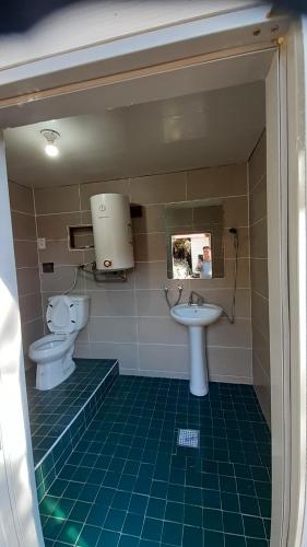 襄阳郡Dasanbang Pension的浴室设有2个卫生间和水槽
