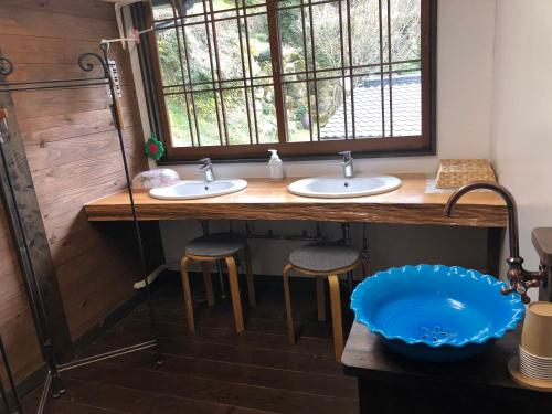 佐贺市Sanchouka的一间带两个盥洗盆和窗户的浴室