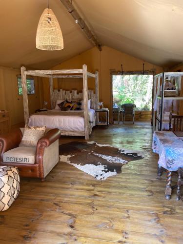 WaipapaRhino's Retreat的一间卧室配有一张床和一张沙发