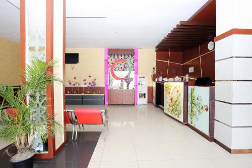 帕朗卡拉亚Sans Hotel City Inn Palangkaraya的一间设有厨房和用餐室的客房