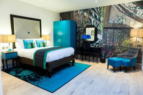 伦敦伦敦英迪格酒店 - 肯辛顿的一间卧室配有一张大床和蓝色橱柜