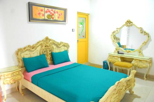 马希延格讷Green Heritage Holiday Resort的一间卧室配有蓝色的床和镜子