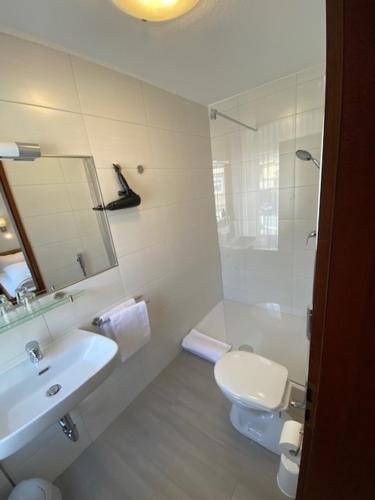 Rodalben绿色花环博德餐厅酒店的白色的浴室设有水槽和卫生间。
