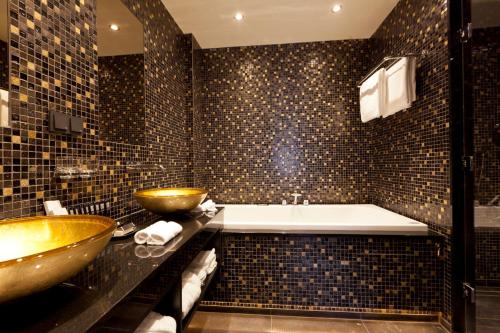海牙'T古德霍夫特酒店的带浴缸、水槽和碗的浴室