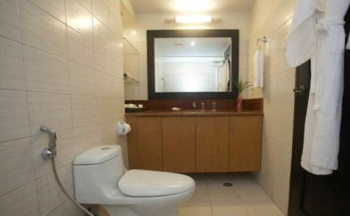 长滩岛Boracay’s Finest的一间带卫生间和大镜子的浴室