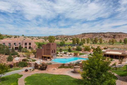 Santa Ana PuebloHyatt Regency Tamaya South Santa Fe的享有带游泳池的度假村的空中景致
