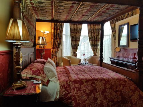 爱丁堡Lauderville guest house的一间卧室配有一张红色床罩的床