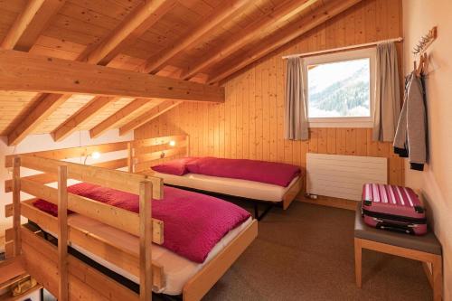 格林德尔瓦尔德奥攀布莱克酒店的一间卧室设有两张双层床和一扇窗户。