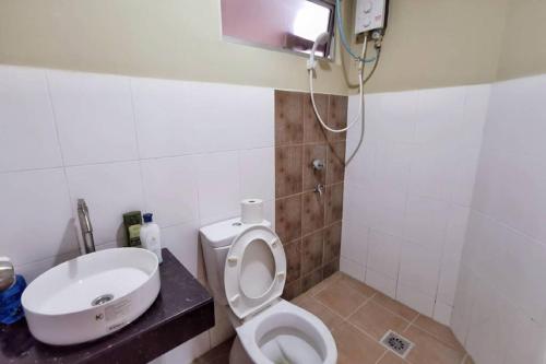 宾南邦Comfort home 5min to Airport 15min to city center 近机场 适合小家庭 安静小区的一间带卫生间和水槽的浴室