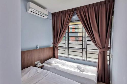 宾南邦Comfort home 5min to Airport 15min to city center 近机场 适合小家庭 安静小区的一间卧室设有两张床和大窗户