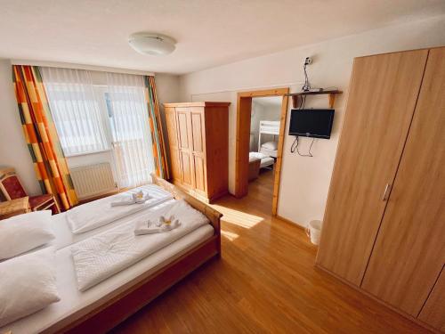 格施尼茨克切达珂酒店的一间卧室配有一张床和一台电视