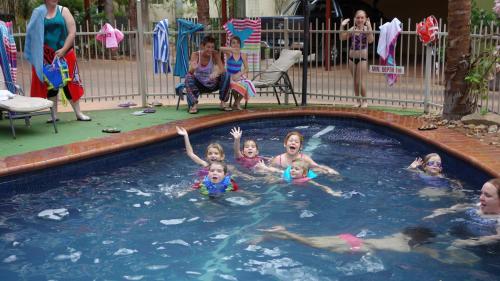 艾利斯斯普林斯托德爱丽丝公寓酒店的一群儿童在游泳池游泳