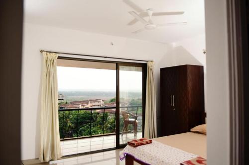 帕纳吉3 BHK Apartment with river view的一间卧室设有美景大窗户