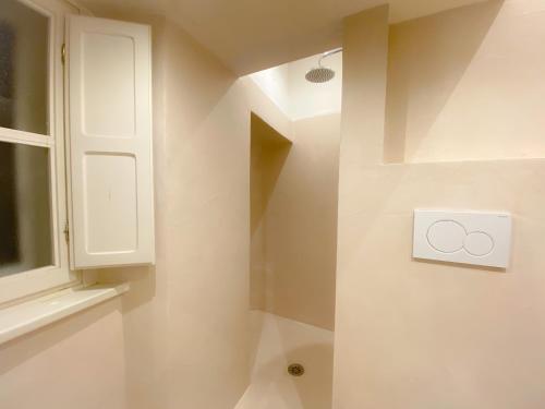 卢卡OROROSA Lucca City Center Apartment的一间带水槽和灯开关的浴室