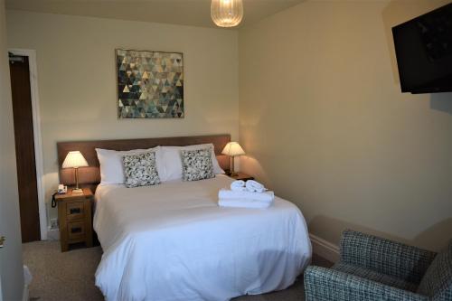 廷特恩瓦伊河谷酒店的一间卧室配有带毛巾的床
