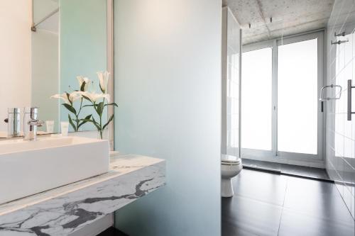 科洛尼亚-德尔萨克拉门托哥斯达科隆尼亚河畔精品酒店的白色的浴室设有水槽和卫生间。