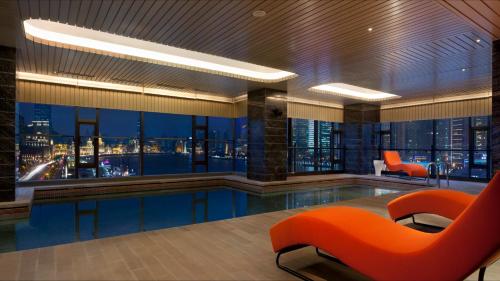 上海上海外滩英迪格酒店的酒店大堂设有游泳池,享有城市美景