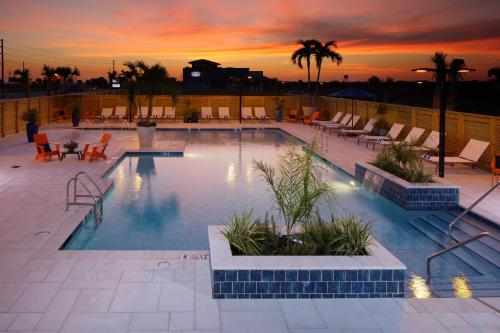 Hotel Indigo Orange Beach - Gulf Shores, an IHG Hotel内部或周边的泳池