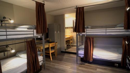 班夫班夫国际青年旅舍的客房设有三张双层床和一张书桌。