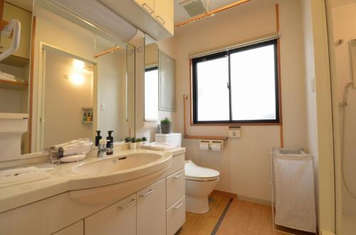高松Takamatsu - House / Vacation STAY 38164的一间带水槽和卫生间的浴室以及窗户。