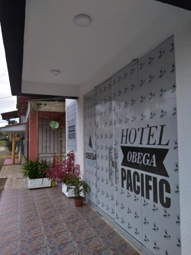 努基Hotel OBEGA PACIFIC的建筑墙上的一座酒店