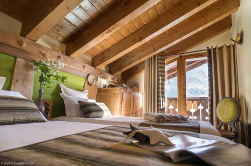 葱仁谷Résidence l'Oxalys的配有木天花板的客房设有两张床。