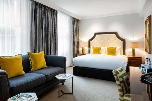 伦敦Radisson Blu Vanderbilt Hotel, London的酒店客房,配有床和沙发