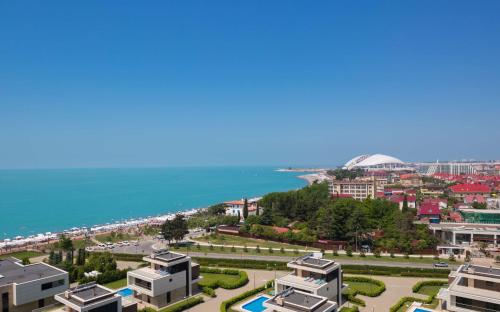 阿德勒Radisson Collection Paradise Resort and Spa Sochi的城市和海洋的空中景观