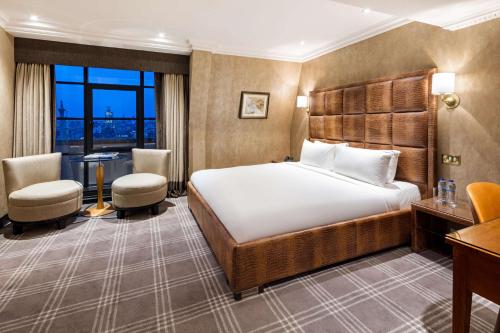 伦敦Radisson Blu Hampshire Hotel, London的配有一张床和一张书桌的酒店客房