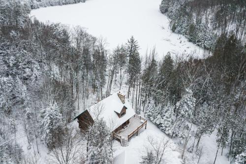 Grenville-sur-la-RougeDomaine la Cedriere的雪中小屋的空中景致