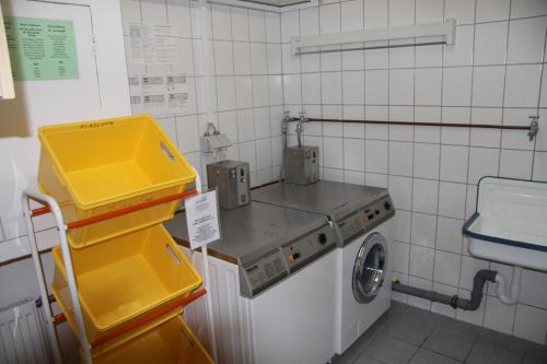 温特贝格吉尔斯巴切菲伦沃伦根兰德加斯托公寓的厨房配有水槽和洗衣机