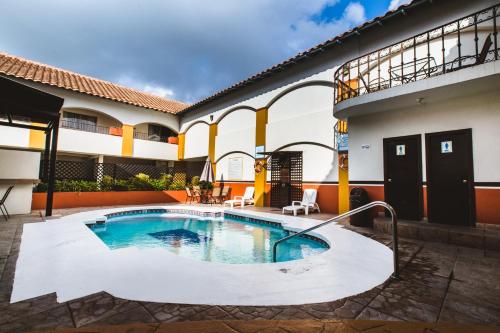 提华纳Del Mar Inn Playas的一座房子庭院中的游泳池