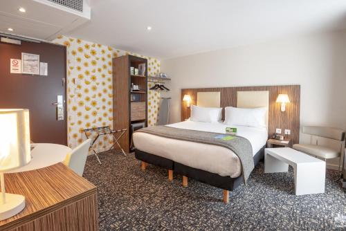 Holiday Inn Paris Opéra - Grands Boulevards, an IHG Hotel客房内的一张或多张床位