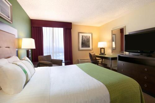 波特兰机场假日酒店I-205客房内的一张或多张床位
