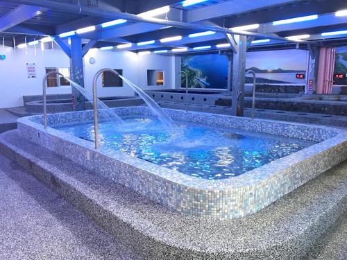 恒春古城垦丁马尔地夫温泉大饭店的一个带喷泉的大型游泳池