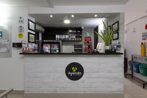 麦德林Ayenda 1254 Mi Colombia的砖墙上标有标志的商店