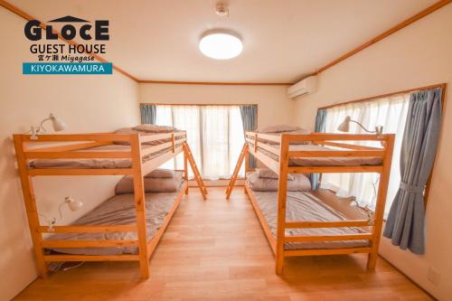 ToyaGLOCE 宮ヶ瀬 モビリティゲストハウス l Miyagase Mobility Guest House的宿舍内一间设有三张双层床的客房