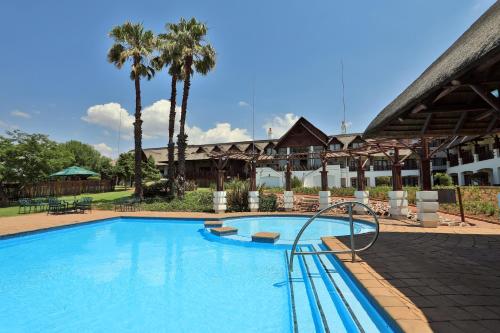 范德拜尔帕克翡翠赌场度假村 的度假村内带滑梯的游泳池
