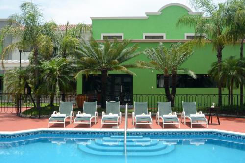 坦皮科坦皮科-阿尔塔米拉假日酒店的一组椅子坐在游泳池旁