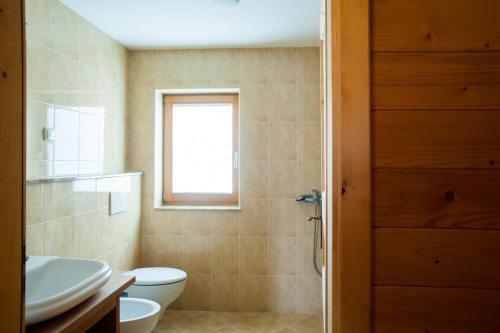 PodjeljePodjelje的一间带卫生间和水槽的浴室