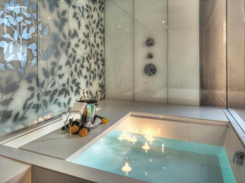 布鲁嫩沃尔德斯塔得霍夫瑞士品质酒店的一间带浴缸的浴室