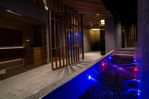 卡夏精华大酒店的一座带游泳池的夜晚,灯光蓝色的房子