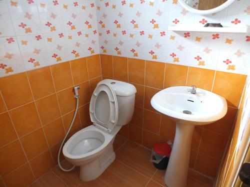 考科Khao Kho Lucky Hill Resort的一间带卫生间和水槽的浴室