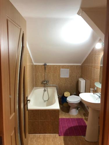 古拉哈莫卢洛伊Casa Maria的带浴缸、卫生间和盥洗盆的浴室