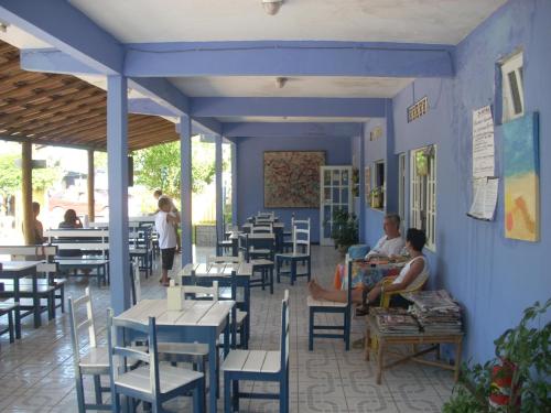 伊泰帕瓦伊塔奥卡营地旅馆的餐厅拥有蓝色的墙壁和桌椅