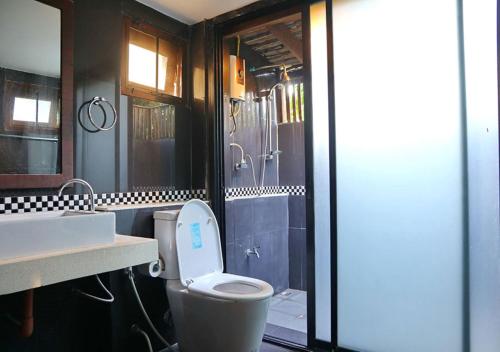清道奥罗拉墙道度假酒店的一间带卫生间和水槽的浴室