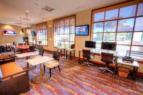 坦帕坦帕西岸机场区假日酒店的一间设有桌椅和窗户的等候室