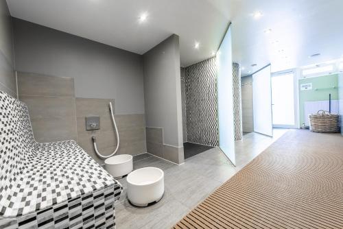Wüstenrot莱特博格度假酒店的配有黑色和白色床及淋浴的浴室