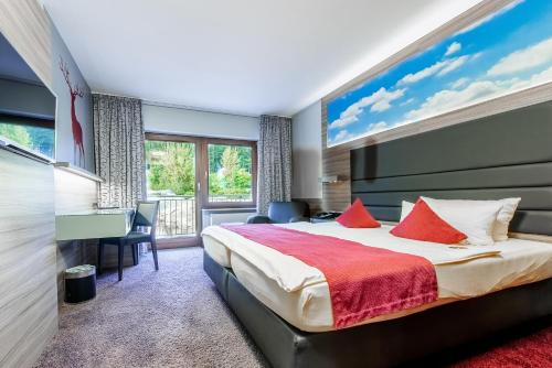 Wüstenrot莱特博格度假酒店的一间卧室设有一张床和一个大窗户
