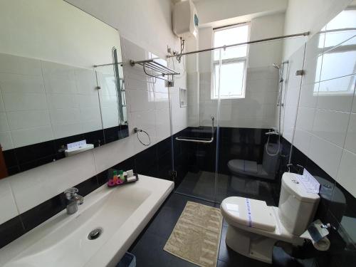 努沃勒埃利耶宁静别墅酒店的一间带卫生间、水槽和镜子的浴室